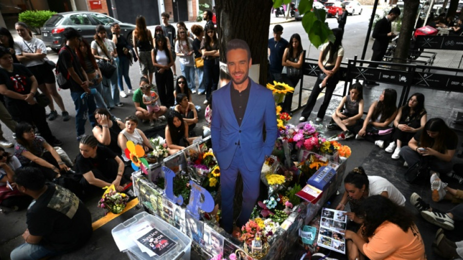 Fãs homenageiam cantor Liam Payne em Buenos Aires um ano após sua morte