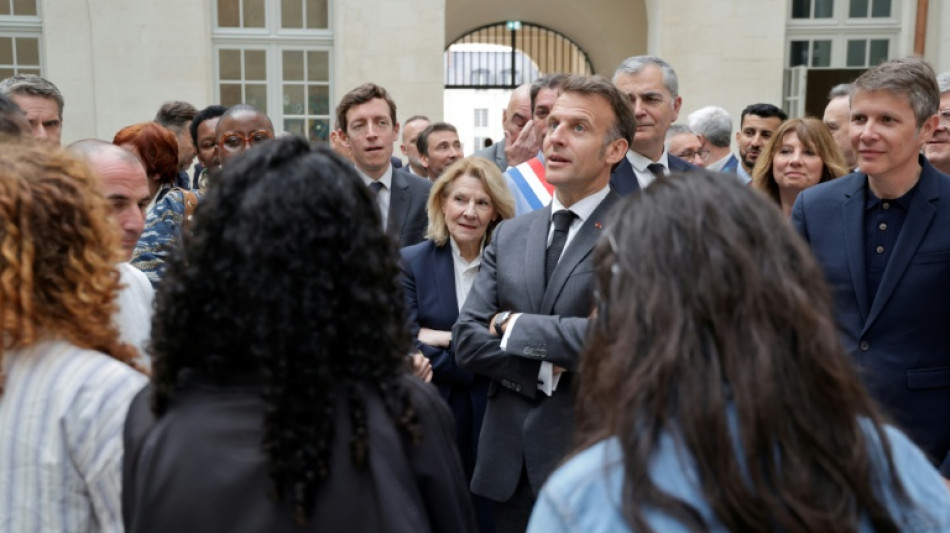 Macron appelle &agrave; une "journ&eacute;e sans connexion" mensuelle pour les jeunes