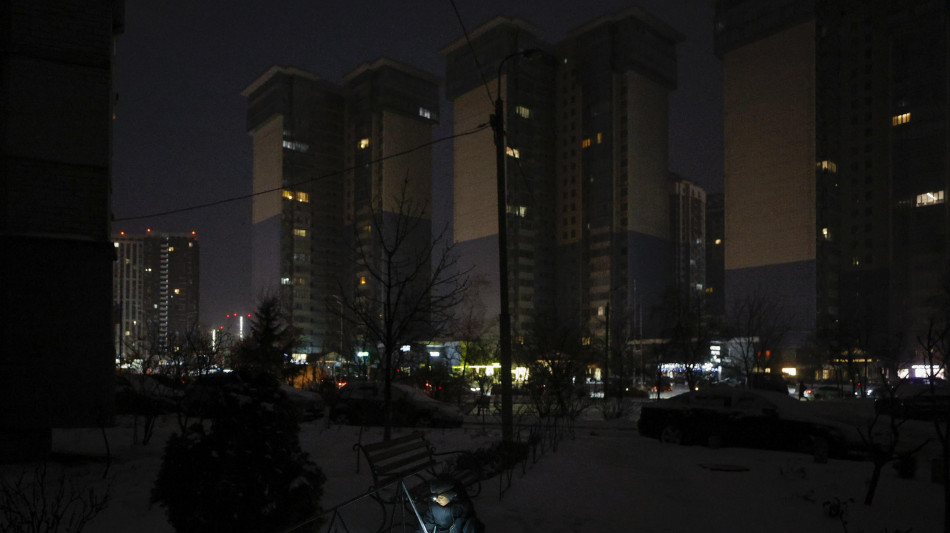 Zelensky, centinaia di migliaia al buio dopo nella regione di Kiev