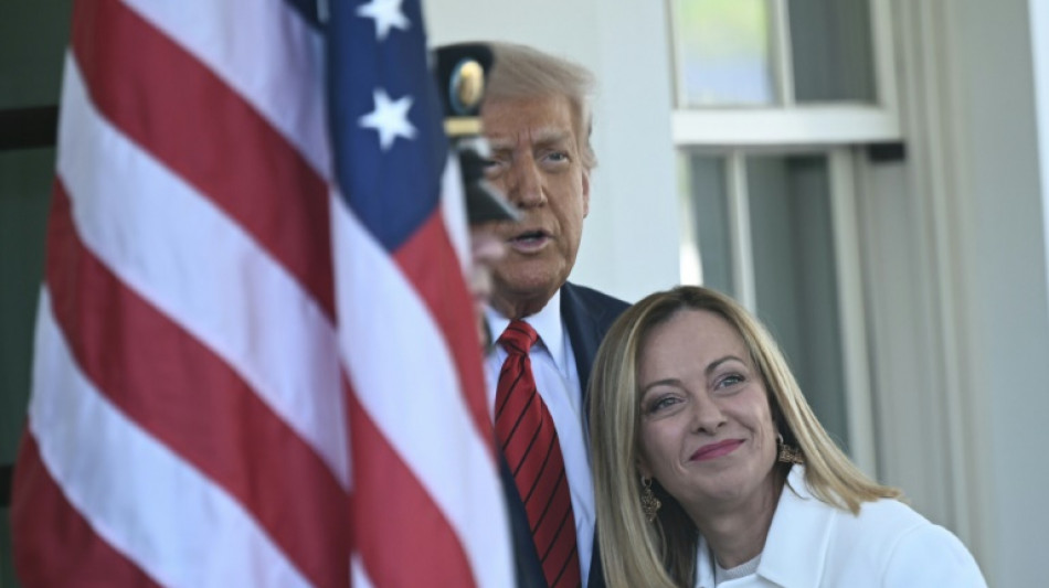 Trump est&aacute; "100%" seguro de que alcan&ccedil;ar&aacute; acordo sobre tarifas com UE