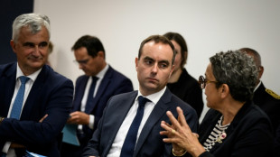 Lecornu retire la suppression de deux jours fériés et tend la main à la gauche