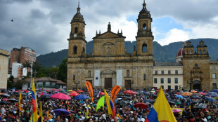 Decenas de miles marchan en Colombia en la primera protesta contra el gobierno de De la Espriella