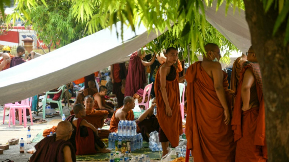 Rezas e l&aacute;grimas para os monges presos sob os escombros ap&oacute;s terremoto em Mianmar