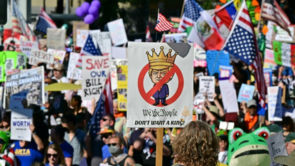 "No a los reyes": multitudes de estadounidenses marchan contra Trump