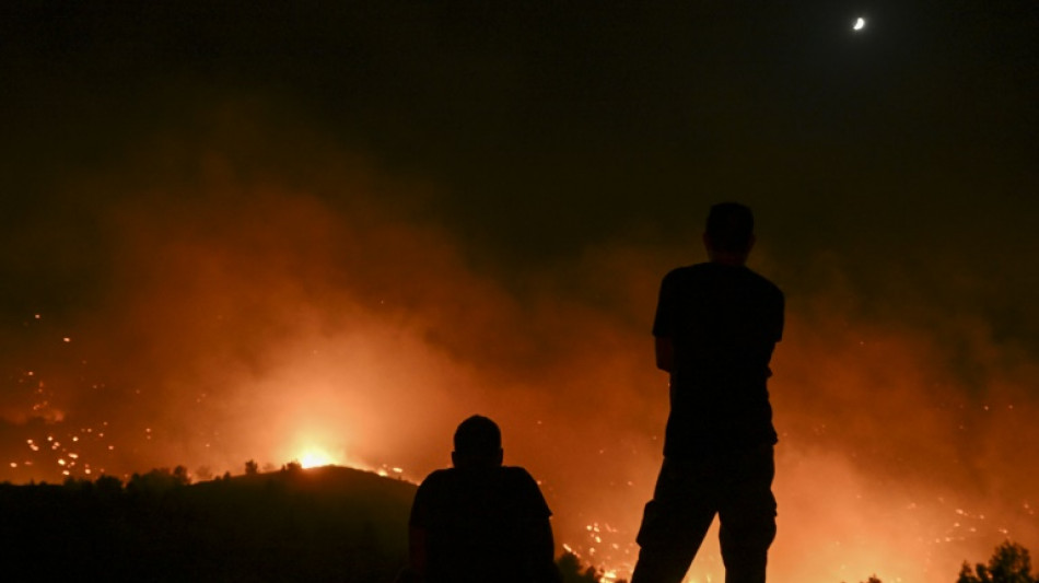 Cerca de 2.500 pessoas s&atilde;o evacuadas por inc&ecirc;ndio na ilha grega de Corfu