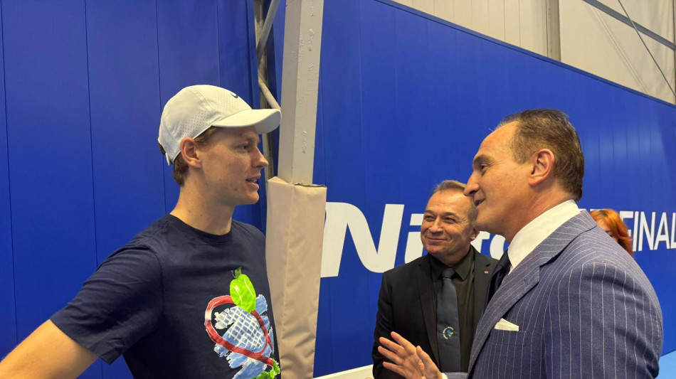 Finals: cori e autografi, tutti per Sinner in campo con Alcaraz