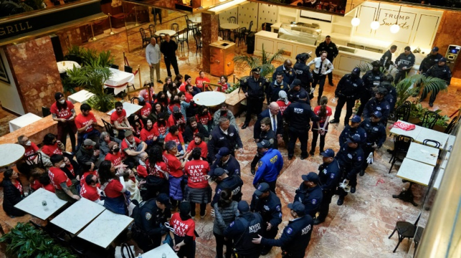 Activistas jud&iacute;os propalestinos protestan dentro de la Torre Trump