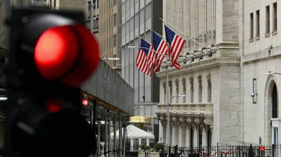 Wall Street termine en baisse, faute de moteur dans un march&eacute; peu fr&eacute;quent&eacute;