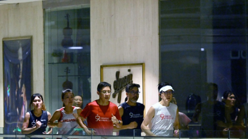 En Singapur, runners corren en centros comerciales para huir de la contaminaci&oacute;n