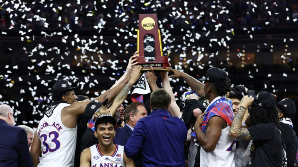 Kansas sorprende a Carolina del Norte y se corona en el baloncesto universitario de EEUU
