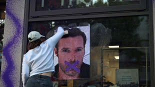 Affaire Bedos: des f&eacute;ministes tapissent la fa&ccedil;ade de son &eacute;diteur