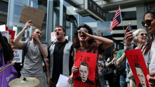 Cientos protestan contra Elon Musk ante concesionarios de Tesla en EEUU y Europa