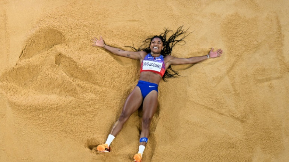 Tara Davis-Woodhall conquista ouro para EUA no salto em dist&acirc;ncia em Paris