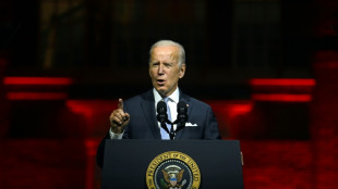 Biden, avec une virulence rare, d&eacute;nonce l'"extr&eacute;misme" de Trump et de ses partisans