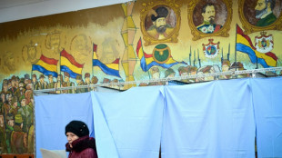 Rom&ecirc;nia volta &agrave;s urnas para eleger Parlamento com a extrema direita &agrave; espreita