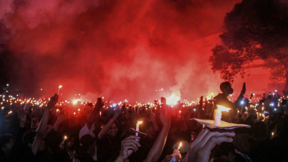 Indon&eacute;sie: le pr&eacute;sident ordonne un audit des stades apr&egrave;s la bousculade meurtri&egrave;re