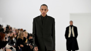 El traje bien cortado domina en las pasarelas de la moda masculina, pero con un gui&ntilde;o