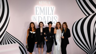 Tragedia sul set di Emily in Paris, muore assistente regia