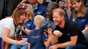 El pr&iacute;ncipe Enrique pierde una tanda de penales con un ministro en la televisi&oacute;n alemana