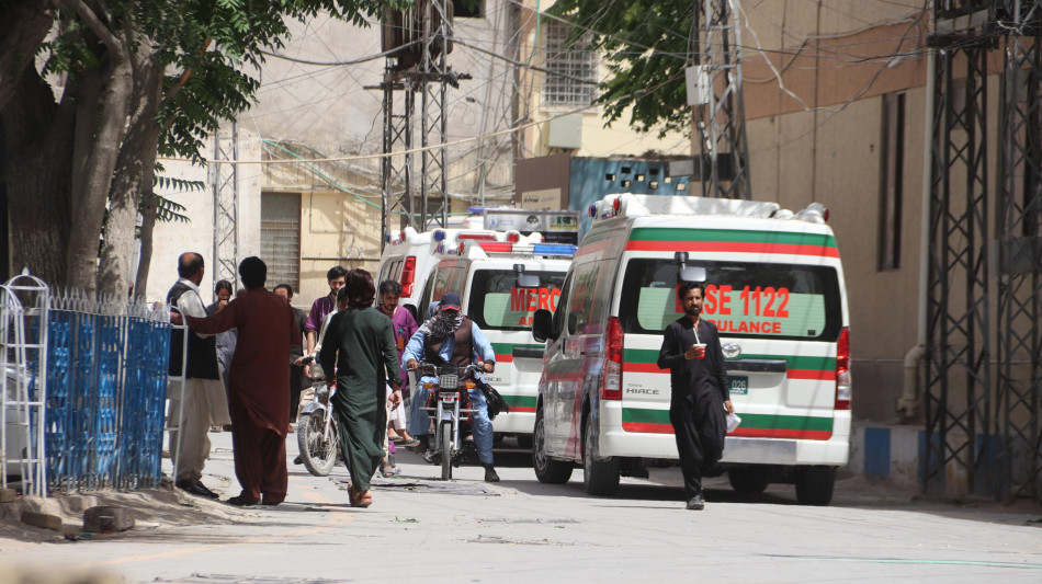 Servizio ambulanze, '14 bambini morti nel crollo di un tetto in Pakistan'