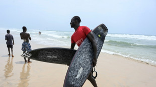 En C&ocirc;te d'Ivoire, le surf prend doucement son essor