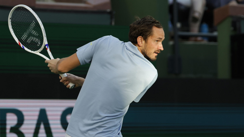 Tennis, Medvedev sconfigge Alcaraz e vola in finale contro Sinner