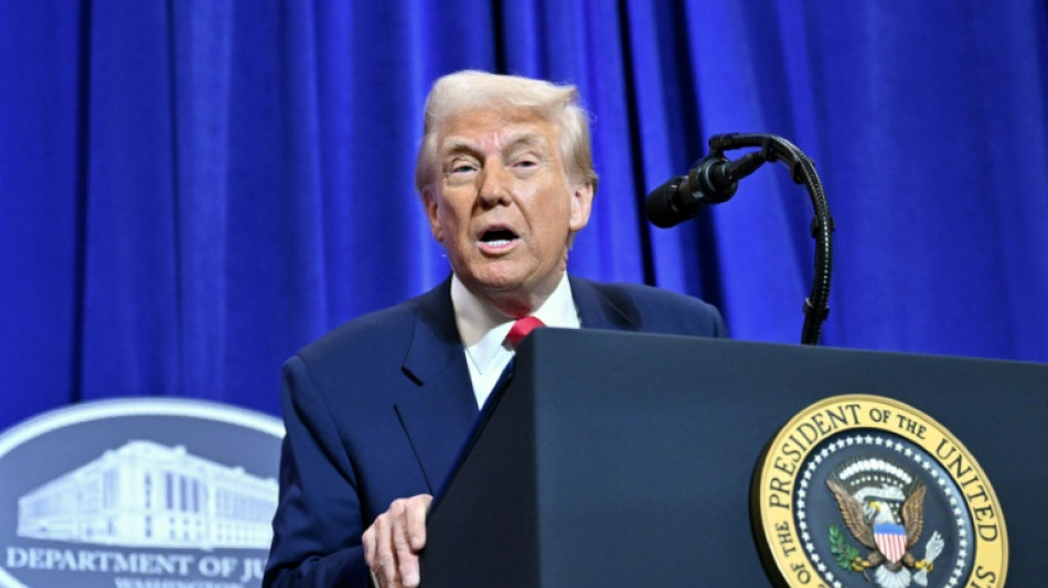 Trump cible les m&eacute;dias critiques et ses opposants dans un discours au minist&egrave;re de la Justice
