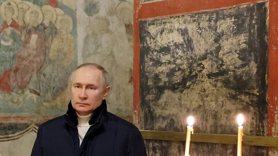 Poutine assiste seul &agrave; un office de la No&euml;l orthodoxe dans une &eacute;glise du Kremlin 