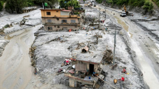 Ajuda chega com dificuldades &agrave;s regi&otilde;es devastadas pela avalanche no Nepal e na China