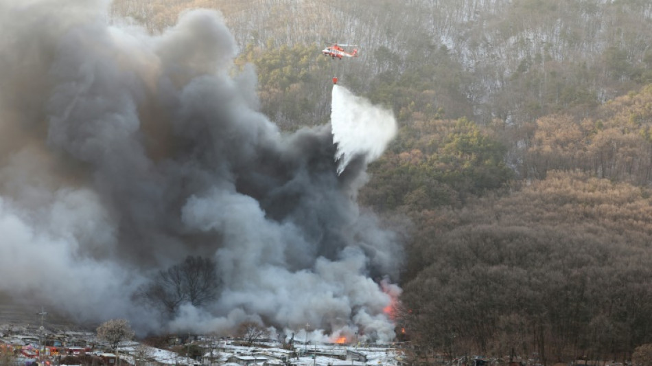 Un incendio en un suburbio de Se&uacute;l obliga a evacuar a unas 500 personas