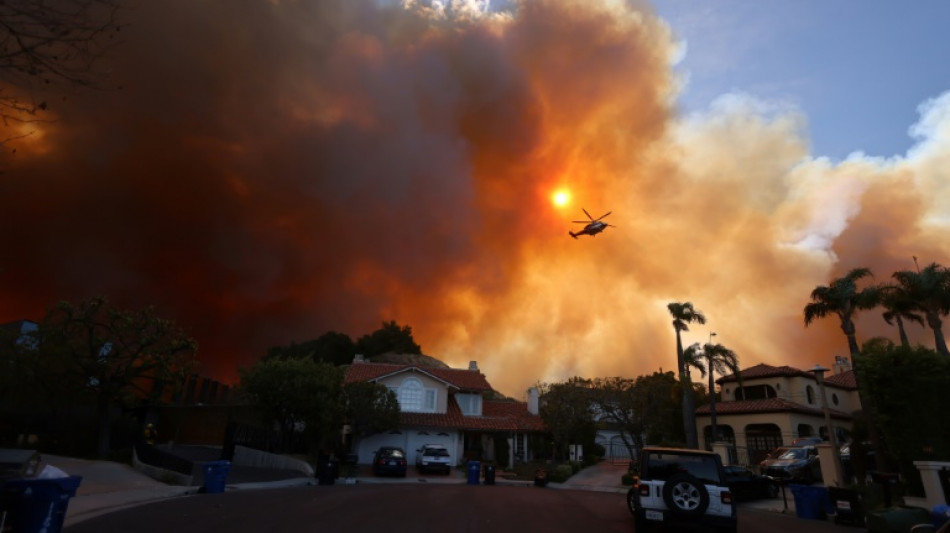 Waldbr&auml;nde in und um Los Angeles treiben Anwohner in die Flucht