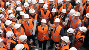 "Merci et bravo" : Macron d&eacute;fend son bilan industriel et &eacute;cologique &agrave; Douai 