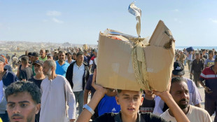 Tausende st&uuml;rmen Verteilzentrum von neuer Hilfsorganisation im Gazastreifen
